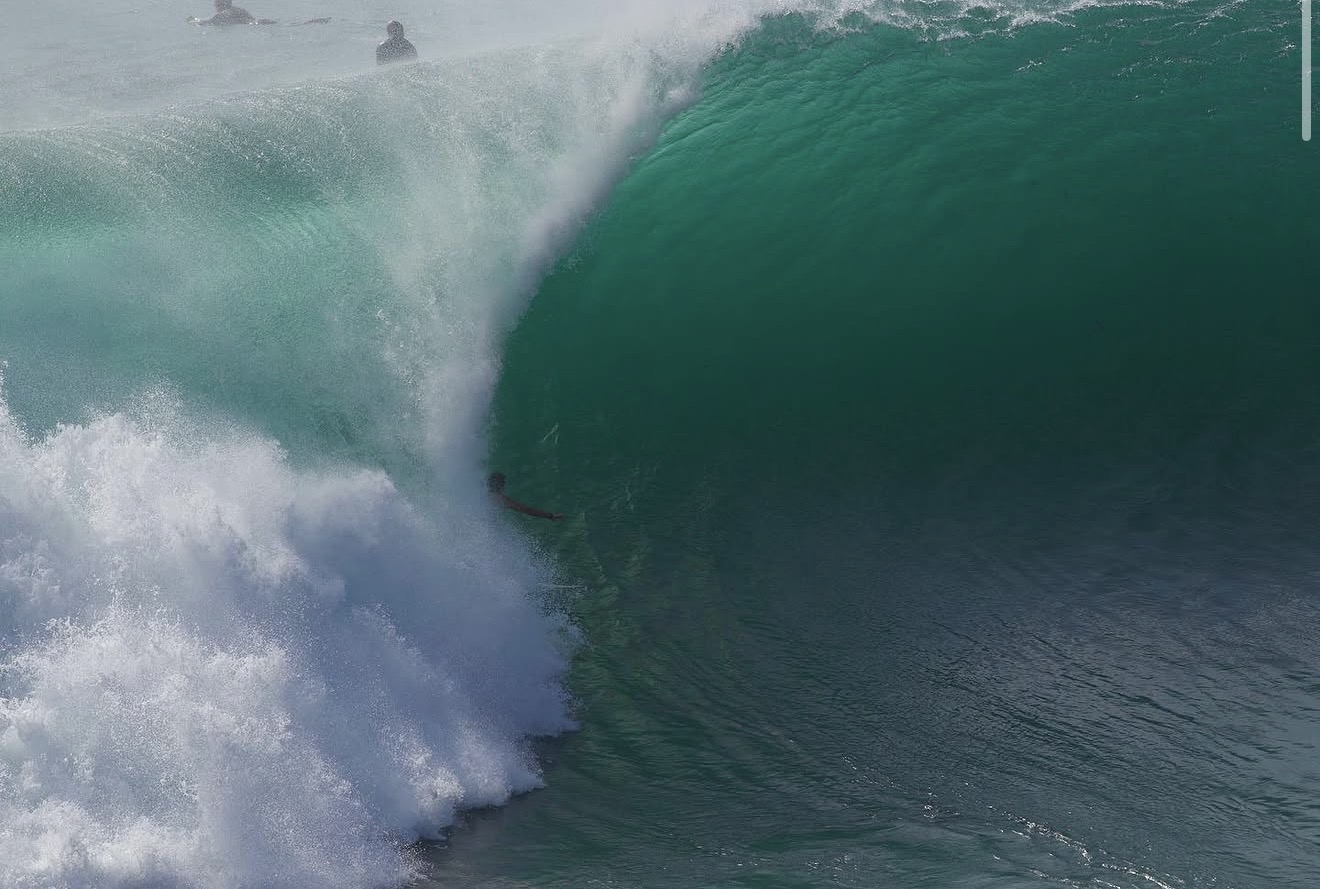 Parede de água formando-se sobre o oceano — respeito pelo tempo
